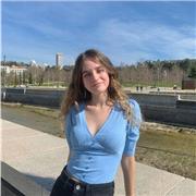 Hola soy Ana, tengo 22 años cuento con el título C1 (Advance) de Cambridge obtenido recientemente, y el B2 y PET previamente. También cuento con una estancia en Estados Unidos y la ESO en bilingüe. Puedo dar clases tanto de refuerzo, cuidar niños hablando